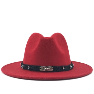 Chapeau fedora rouge en laine avec plaque scorpion ethnique et bandeau tressé