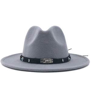 Détail d'un chapeau fedora en laine grise avec boucle scorpion et perles turquoise