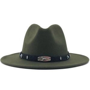 Détail du chapeau fedora vert armée avec ruban noir et emblème de scorpion en métal argenté