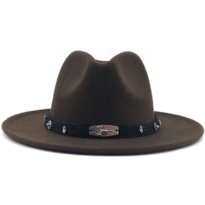 Détail d'un chapeau en laine marron avec plaque en métal scorpion et perle turquoise