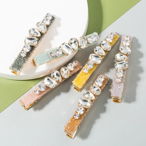 Detail van glitter haarspelden met grote strass-steentjes in diverse pastelkleuren
