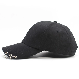 Casquette de baseball noire classique avec trois anneaux métalliques argentés sur le bord