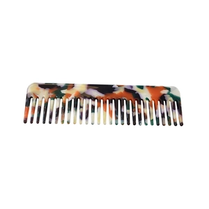 Peigne à cheveux minimaliste en acétate léopard avec motif écaille sur fond blanc