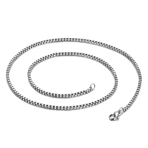 Collana a catena veneziana in acciaio inossidabile con chiusura a moschettone su bianco