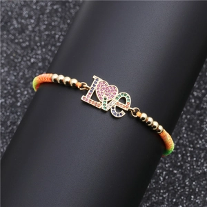 Verstellbares LOVE-Armband mit bunten Zirkoniasteinen und regenbogenfarbener Kordel