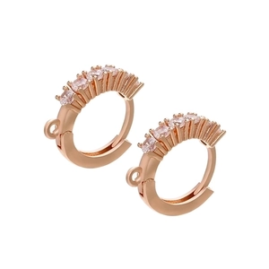 Details von roségoldenen Creolen mit Zirkonia-Mikropavé und Ösen für DIY-Anhänger
