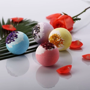 Boules de bain artisanales aux fleurs séchées et huiles essentielles avec pétales de rose