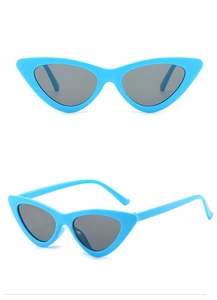Detailansicht der hellblauen Katzenaugen-Sonnenbrille mit dunkelgrauen Harzgläsern