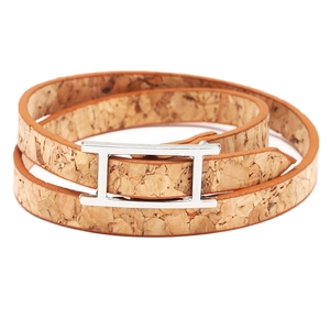 Détail d'un bracelet double tour en liège avec boucle métallique en forme de H argent