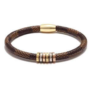 Vue détaillée du bracelet en cuir tressé avec fermoir magnétique et anneaux gravés LOVE