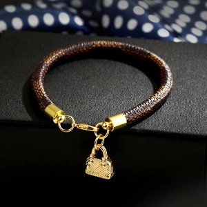 Bracelet à motif damier avec breloque mini sac à main doré sur boîte cadeau