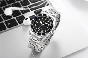 Classic silver steel band men's quartz watch featuring a black dial and rotating bezel