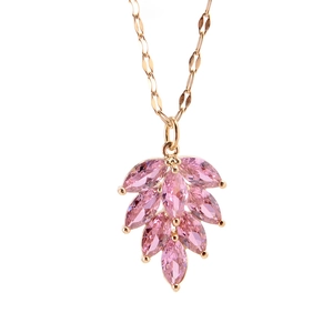 Elegante goldene Titanstahlkette mit einem Kristall-Ahornblatt-Anhänger aus rosa Edelstein