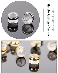 Détails des boucles d'oreilles magnétiques en or 18 carats au design minimaliste chic