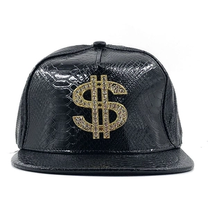 Berretto hip hop in finta pelle di serpente nera con segno del dollaro in strass