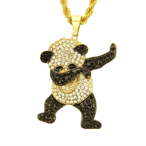 Gros plan d'un collier hip-hop doré avec un pendentif panda dabbing incrusté de strass brillants.