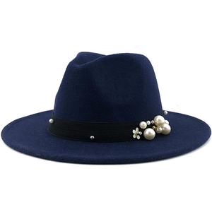 Detail eines dunkelblauen Woll-Fedoras mit schwarzem Band, Perlen und silbernen Blüten