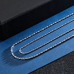 Collier chaîne à billes en acier inoxydable argenté poli pour hommes et femmes sur fond noir