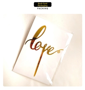 Vista macro de decoración love para tarta en acrílico dorado con envase profesional