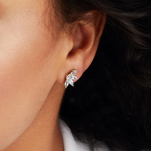 Eleganti orecchini a fiore in argento S925 con zirconi taglio marquise e finitura oro