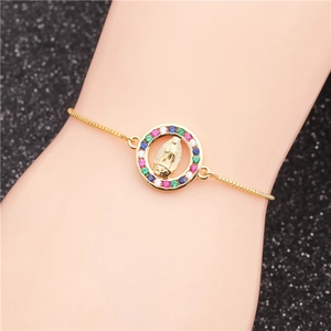 Nahaufnahme der goldenen Maria-Armband mit bunten Zirkonia und verstellbarer Boxkette