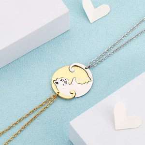 Détail du collier puzzle chat imbriqué en acier inoxydable doré et argenté