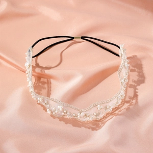 Bandeau élégant en dentelle beige avec perles blanches sur fond de soie rose