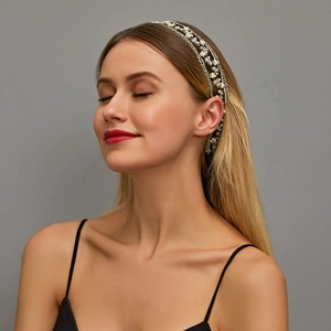 Détail des perles et chaînes sur un élégant bandeau en dentelle noire raffiné