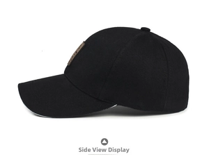 Vista detallada de gorra de algodón con un parche de cuero marrón vintage en el lateral