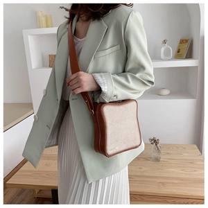 Borsa a tracolla creativa a forma di pane tostato con bordi in pelle marrone e camoscio beige