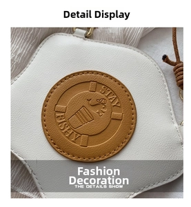 Dettaglio in pelle litchi bianca con patch in pelle marrone goffrata STAY FISHY
