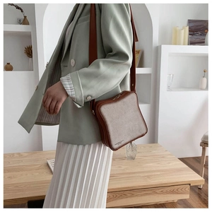 Dettaglio della borsa a tracolla trendy in pelle PU bicolore con tracolla marrone regolabile