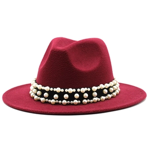Détail du chapeau fedora en laine bordeaux avec ruban noir et ornements de perles