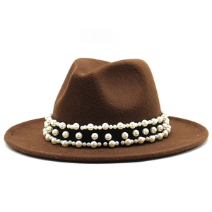Détail d'un chapeau fedora en laine à large bord avec ruban orné de perles élégantes
