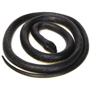 Dettaglio di un serpente giocattolo in gomma realistico con scaglie nere e pancia gialla