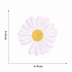 Daisy flower embroidery patch with white petals and yellow core, 6.0cm size measurement