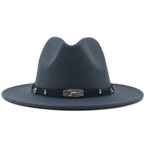 Détail d'un chapeau fedora en laine gris foncé avec badge scorpion et ruban tressé
