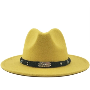 Chapeau fedora jaune vif à larges bords avec ruban noir et boucle scorpion en métal