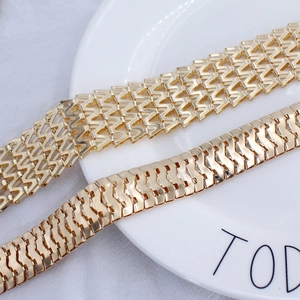 Ceinture chaîne dorée élégante avec maillons ondulés pour décoration de robe femme