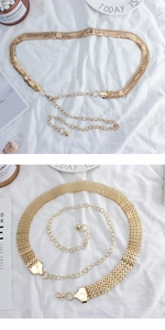 Détail de la ceinture chaîne dorée à maille serpent avec perles réglables sur tissu