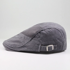 Detalle de la tela de malla y textura de rayas en la gorra de algodón gris oscuro