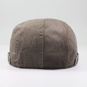 Detalle de hebilla ajustable y malla transpirable en gorra de algodón marrón