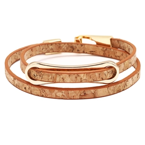 Vue détaillée du bracelet double tour en liège avec des éléments métalliques dorés polis