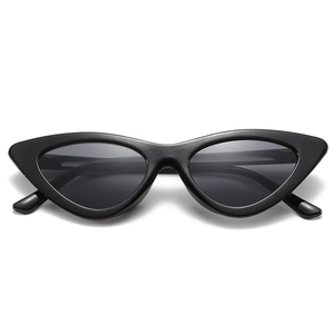 Klassische schwarze Cat-Eye-Sonnenbrille mit poliertem Dreiecksrahmen im Retro-Modestil