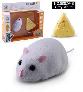 Set giocattolo telecomandato con topo grigio di peluche e telecomando a forma di formaggio