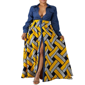 Detail von Jeanshemd-Oberteil mit leuchtend gelb gestreiftem Maxi-Print-Rock für Damen