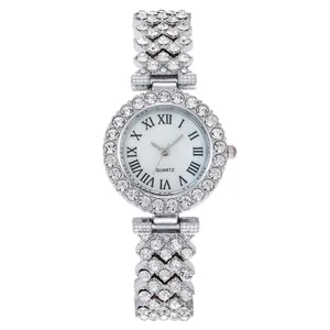 Dettaglio dell'orologio al quarzo da donna con quadrante argentato e strass e numeri romani