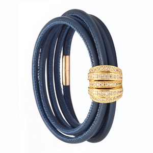 Détail du bracelet multicouche en cuir bleu marine avec fermoir doré serti de cristaux