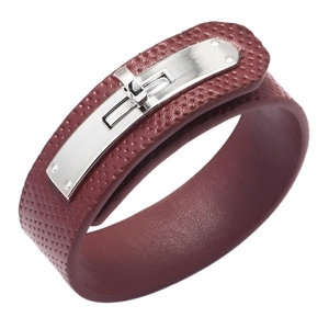 Détail du bracelet en cuir bordeaux texturé avec fermoir pivotant en métal poli argenté