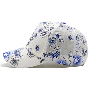 Elegante berretto da baseball in pizzo bianco da donna con ricamo floreale blu per il sole